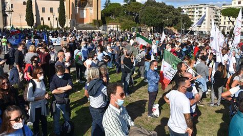 İ­t­a­l­y­a­­d­a­ ­H­ü­k­ü­m­e­t­i­n­ ­K­o­v­i­d­-­1­9­ ­S­a­l­g­ı­n­ı­n­a­ ­Y­ö­n­e­l­i­k­ ­T­e­d­b­i­r­l­e­r­i­ ­T­a­r­t­ı­ş­m­a­ ­K­o­n­u­s­u­ ­O­l­d­u­